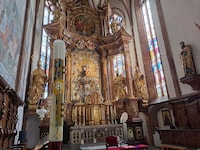 MadonnaIm Zentrum des Hochaltars thront die Gnadenstatue. Die Steinguss-Madonna wurde vor 600 ...