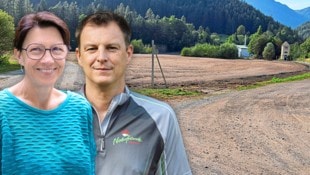 Die Naturfreunde (im Bild GF Rene Stix) äußern Bedenken wegen der geplanten Versiegelung einer 30.000 Quadratmeter großen Fläche. Umweltanwältin Ute Pöllinger ortet ebenso Mängel. (Bild: Krone KREATIV/Graf-Götz, steir. Umweltanwaltschaft, Jürgen Radspieler)