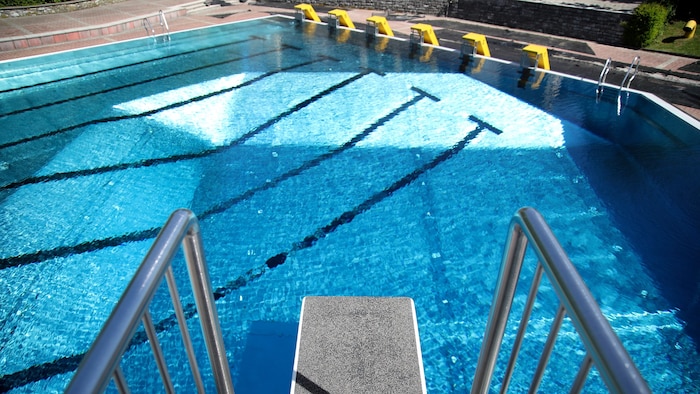 Im Halleiner Freibad (r.) sollen die Sprungbretter ins kühle Nass am 1. Mai öffnen.