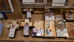 Das Konterfei des verstorbenen Kirchenoberhaupts lacht in der italienischen Hauptstadt von jeder ...