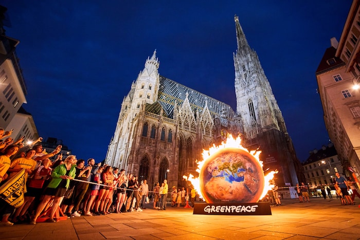 Greenpeace fordert die Regierung mit martialischen Bildern dazu auf, Maßnahmen gegen die Hitze ...
