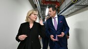 Ex-Infrastrukturministerin Leonore Gewessler (Grüne) mit ihrem Nachfolger Peter Hanke (SPÖ)
