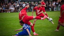 Vor 700 Zuschauern behielt der ATSV Timelkam (rot) im Ortsduell gegen TSV die Oberhand. (Bild: Pressefoto Scharinger/Daniel Scharinger)