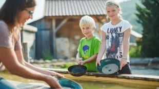 23.000 Kinder und Junggebliebene besuchten im Vorjahr den Edelsteinpark in Hofstetten-Grünau und suchten dort im Sand und im Wasser nach „Schätzen“. (Bild: Marktgemeinde Hofstetten-Grünau)
