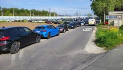 Rund um den Bahnhof in Werndorf war am Dienstag alles mit Autos zugeparkt. (Bild: Andreas Friesnegg-Fahrngruber)
