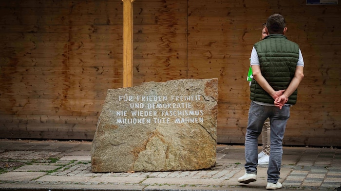 Der Mahnstein wird auch vor dem neuen Gebäude stehen.
