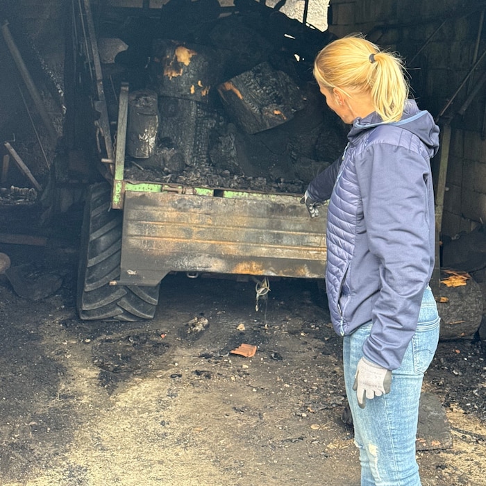 Bäuerin Christine beim Schlepper, wo das Inferno begonnen haben dürfte. Brandermittler ...