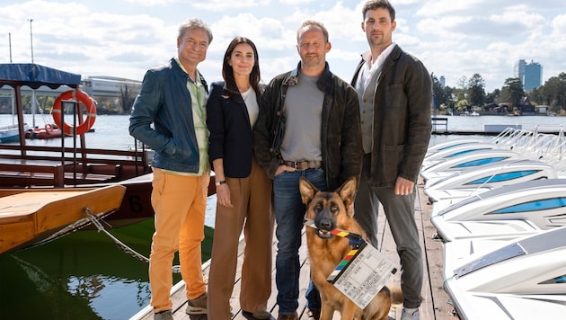 V. l.: Alfred Dorfer, Doris Golpashin, Maximilian Brückner und Ferdinand Seebacher mit Rex.