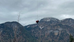 Der Pensionist wurde schließlich per Tau gerettet. (Bild: Polizei Bad Goisern)