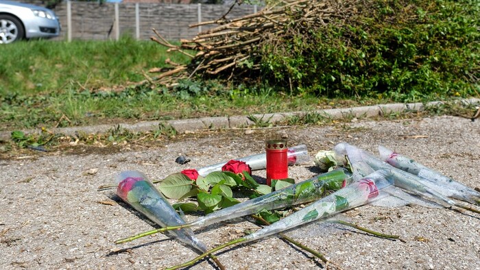 Blumen und Kerzen an der Unfallstelle.