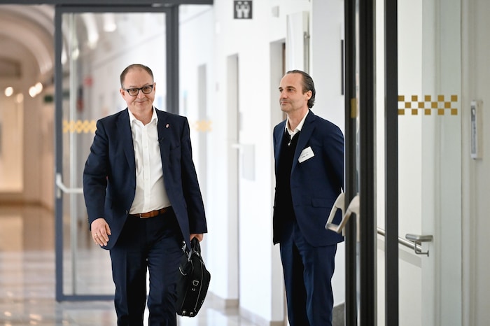 Martin Winkler (l.) im OÖ-Presseclub im Linzer Ursulinenhof. Mit dabei auch sein Berater und ...