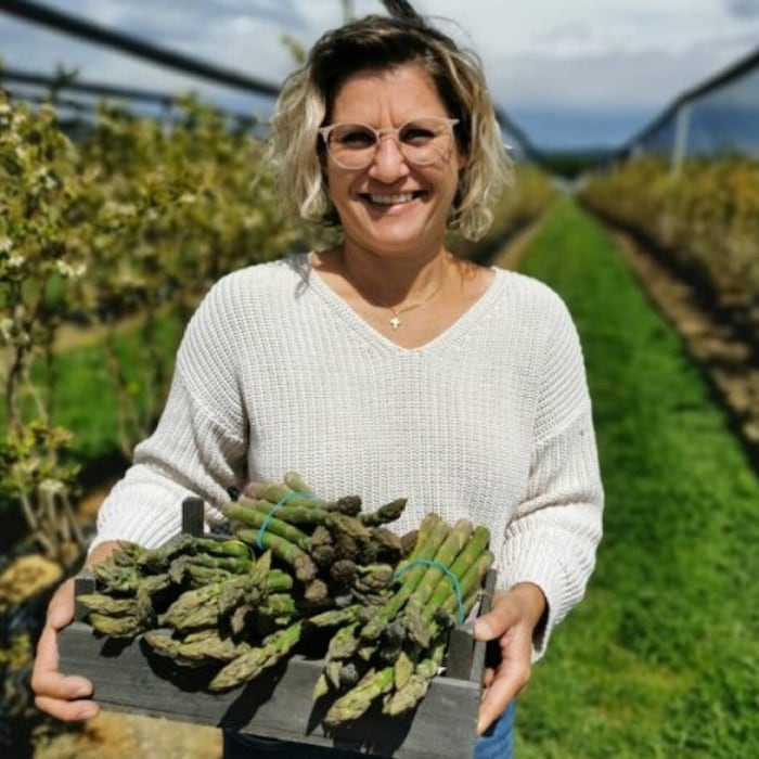 Sybille Matschnig bietet in der Früchtewelt in Ebenthal feldfrischen Spargel an.