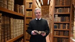 Pater Gerfried Sitar ist Leiter des Stiftsmuseums in St. Paul. Die Bibliothek wurde für die ...