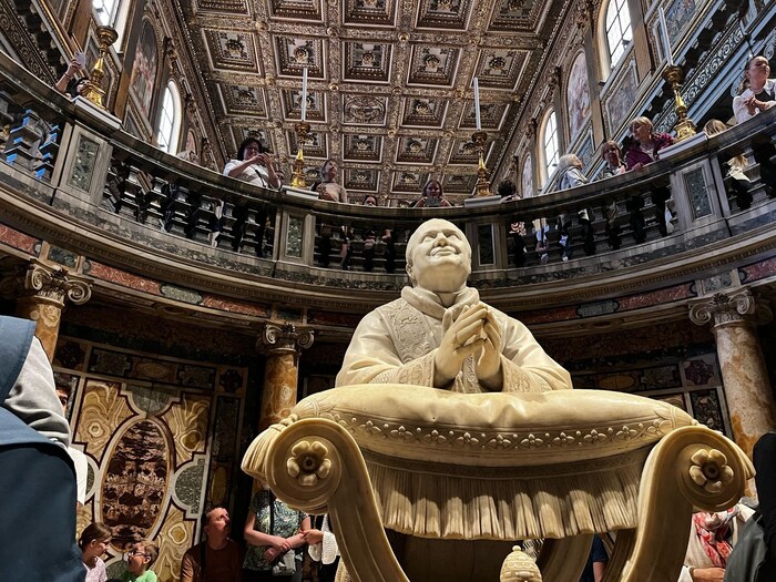 Schon einen Tag nach der Trauerfeier und Beisetzung können Gläubige das Grab in der Basilika Santa Maria Maggiore (hier eine Innenaufnahme) besuchen. Die letzte Ruhestätte in einer Nische in einem Seitenschiff wird ab Sonntag zugänglich sein. 