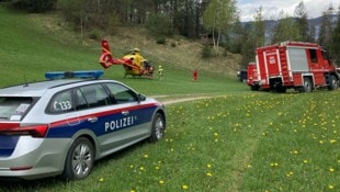 Ein Notarztheli musste anrücken. Die Florianis der Feuerwehr befreiten den Schwerverletzten. (Bild: ZOOM Tirol)