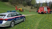 Ein Notarztheli musste anrücken. Die Florianis der Feuerwehr befreiten den Schwerverletzten.