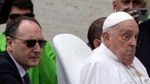 Papst Franziskus bei seinem letzten öffentlichen Auftritt am Ostersonntag. An seiner Seite Pfleger Massimiliano Strappetti (mit Sonnenbrille). (Bild: EPA/ANGELO CARCONI)