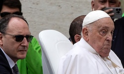 Papst Franziskus bei seinem letzten öffentlichen Auftritt am Ostersonntag. An seiner Seite ...