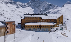 Die Rudolfshütte liegt in Uttendorf auf 2315 Metern Seehöhe. Mit derzeit 352 Betten kann das ...