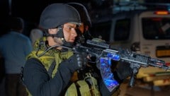 In der Nacht auf Freitag haben sich indische und pakistanische Soldaten in der Region Kaschmir gegenseitig beschossen (Archivbild). (Bild: AP/Dar Yasin)