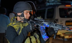 Indische Polizisten stehen in der Nähe von Pahalgam.