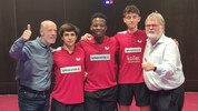 Noch ein Gruppenfoto: Tomas Sanchi, Abdel Kader Salifou und Simon Acimovic (von links) mit den ...
