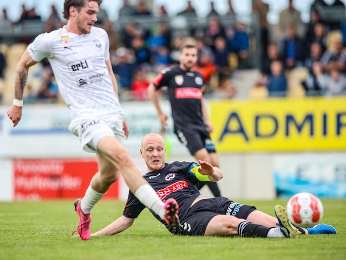 Amstetten-Matchwinner Weixelbraun gegen Admiras Kapitän Haudum.