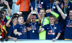 Hannes Wolf (Mitte, mit Pokal) und Kollegen feierten ausgiebig ihren Youth-League-Sieg 2017.