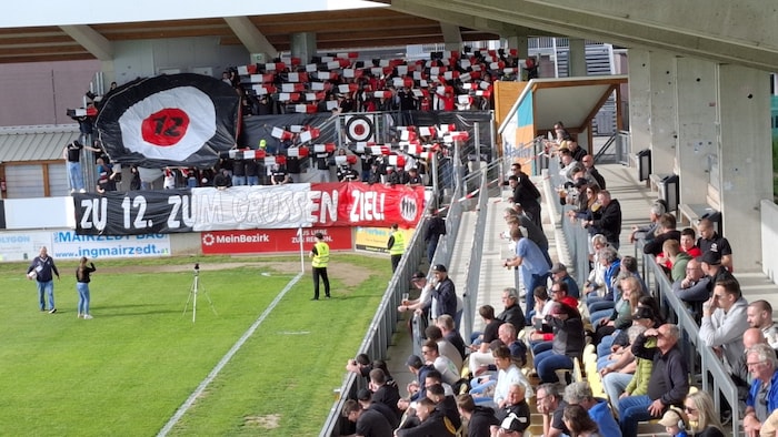 Der stimmungsvolle Admira-Fanblock.
