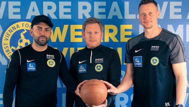 Co-Trainer Mehmet Sütcü, Cheftrainer Stefan Manzana Marina, Co-Trainer Roman Kienast (Bild: Krone KREATIV/first vienna)