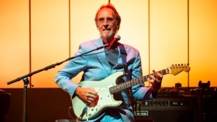 Gitarrist und Songwriter Mike Rutherford hatte seine Rasselband auch angeschlagen gut im Griff. (Bild: Andreas Graf)