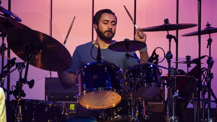 Füllt die großen Fußstapfen seines Superstar-Vaters Phil live sehr gut: Drummer Nic Collins.
