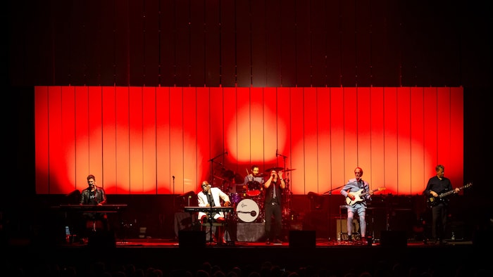 Vor zwei üppigen Girlanden-Vorhängen konzertierten Mike + The Mechanics in Wien.