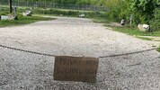 Durchreisende sperrten den Platz in Pichling mit einer Kette und einem beschrifteten Schild ab, ...