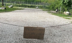 Durchreisende sperrten den Platz in Pichling mit einer Kette und einem beschrifteten Schild ab, ...