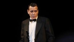 George Clooney hat in dem Theaterstück „Good Night, and Good Luck“ gefärbte Haare. Ein Look, der ihm selbst nicht gefällt.  (Bild: PPS/Photo Press Service)