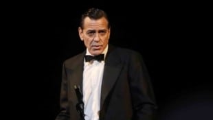 George Clooney hat in dem Theaterstück „Good Night, and Good Luck“ gefärbte Haare. Ein Look, der ihm selbst nicht gefällt.  (Bild: PPS/Photo Press Service)