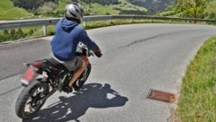 In Schwaz wurde der Mopedlenker (Symbolbild) aus dem Verkehr gezogen. (Bild: Birbaumer Christof)