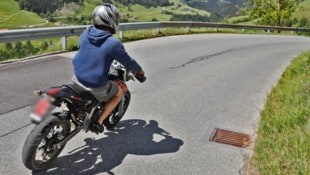 In Schwaz wurde der Mopedlenker (Symbolbild) aus dem Verkehr gezogen. (Bild: Birbaumer Christof)
