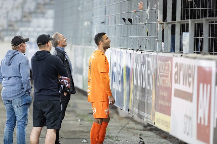 Keeper Dejan Stojanovic und Sportdirektor Roland Kirchler stellten sich den Anhängern zum ...