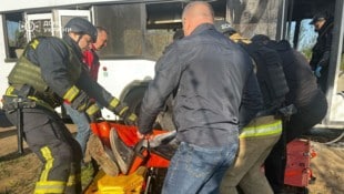 Bei dem Drohnenangriff in Marhanez wurden auch Dutzende Arbeiter verletzt.  (Bild: AP/AP ( via APA) Austria Presse Agentur)