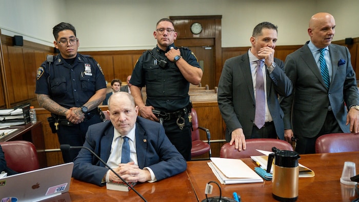 Weinstein verfolgt am Dienstag, dem 22. April 2025, im New Yorker Gericht die Auswahl der ...