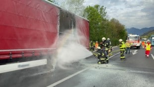 Der Anhänger konnte vom Zugfahrzeug noch abgekoppelt werden. (Bild: ZOOM Tirol)