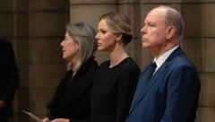 Fürst Albert II. und Fürstin Charlène von Monaco sowie Prinzessin Caroline von Hannover besuchten am Dienstag bereits eine Gedenkmesse zu Ehren von Papst Franziskus in der Kathedrale von Monaco. (Bild: Viennareport)