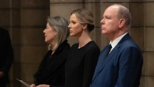 Fürst Albert II. und Fürstin Charlène von Monaco sowie Prinzessin Caroline von Hannover besuchten am Dienstag bereits eine Gedenkmesse zu Ehren von Papst Franziskus in der Kathedrale von Monaco. (Bild: Viennareport)