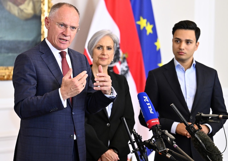 Innenminister Gerhard Karner (ÖVP), Justizministerin Anna Sporrer (SPÖ) und NEOS-Klubobmann Yannick Shetty am Mittwoch vor der Sitzung des Ministerrats im Bundeskanzleram. (Bild: APA/HANS KLAUS TECHT)