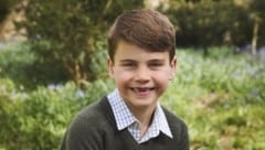 Prinz Louis ist sieben Jahre alt. Seine Eltern veröffentlichten dieses niedliche Porträt zu seinen Ehren.  (Bild: twitter.com/KensingtonRoyal)