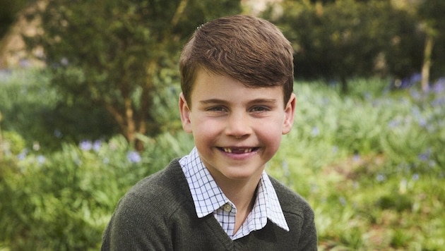 Prinz Louis ist sieben Jahre alt. Seine Eltern veröffentlichten dieses niedliche Porträt zu seinen Ehren.  (Bild: twitter.com/KensingtonRoyal)