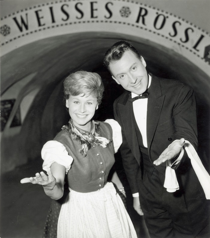 „Josepha“ Waltraud Haas und „Leopold“ Peter Alexander im Film „Im weißen Rössl“