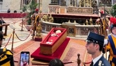 Der aufgebahrte Papst, wie er am Mittwoch den Gläubigen präsentiert wurde. (Bild: Imre Antal)